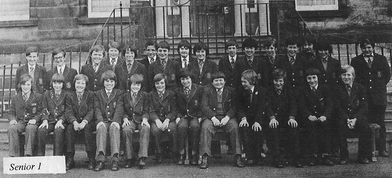 Class Photo Senior 1 1976.jpg - Senior 1 in 1976.